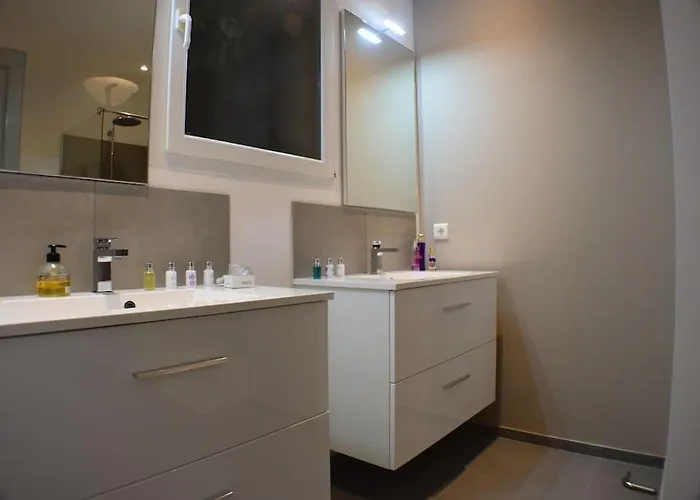 Dona Lisa Proche Des Plages! *